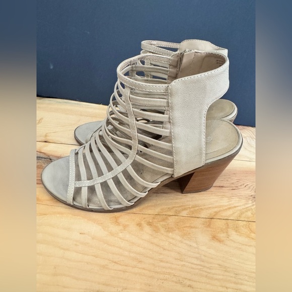 Women’s Revamped Block Heel Caged Strap Design Open Toe Fall Heels Size 9 - Picture 1 of 6